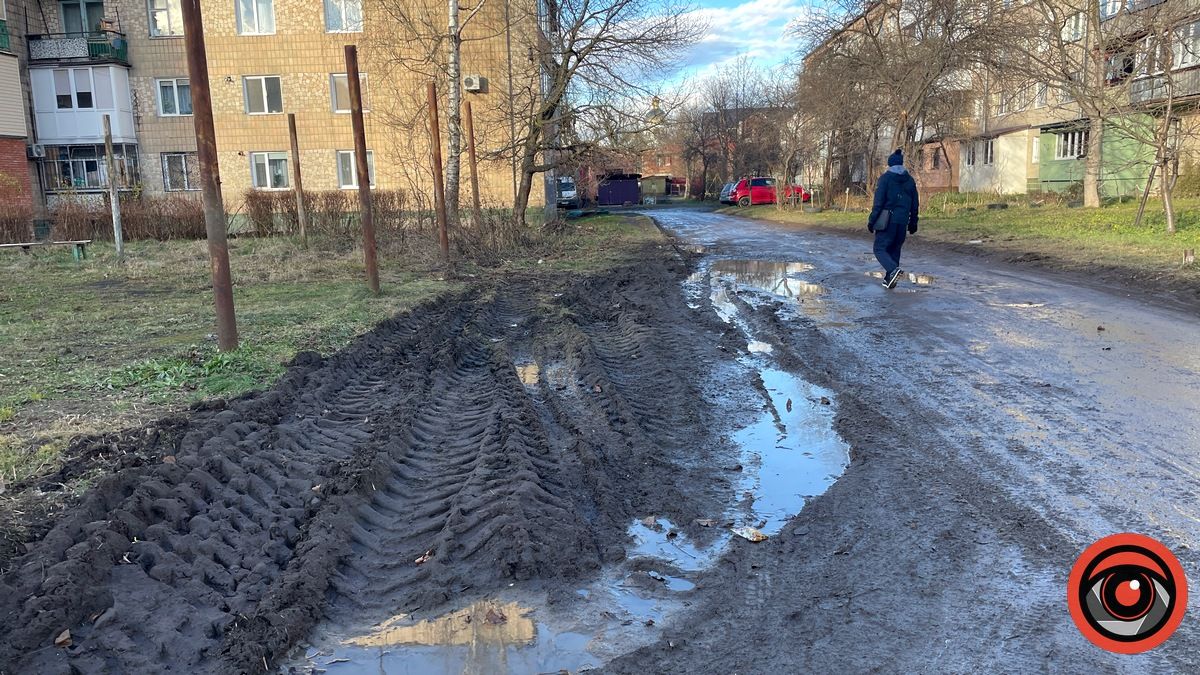 Після ремонту в мікрорайоні мешканці вул. Коновальця у Коломиї позбулися залишків єдиного тротуару