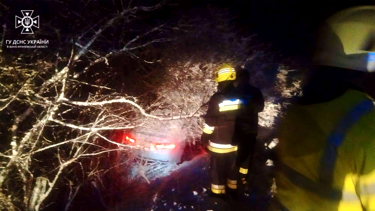 В якому стані дороги Прикарпаття після негоди 1 грудня? 4