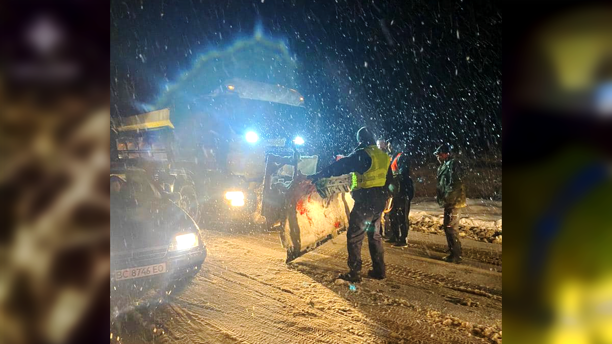 В якому стані дороги Прикарпаття після негоди 1 грудня? 3