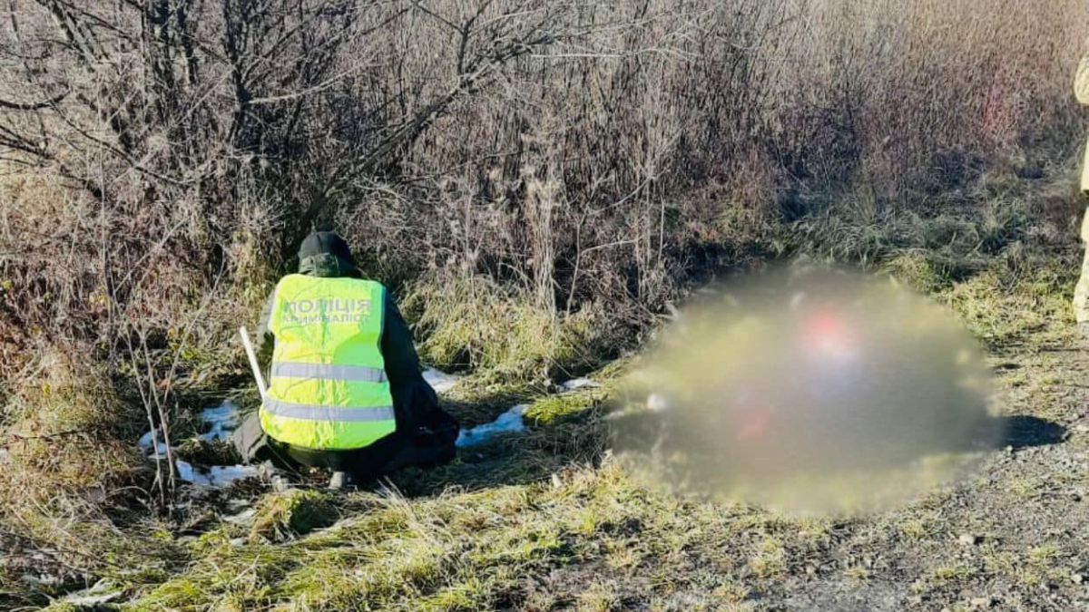Чоловіка знайшли мертвим на об'їзній Коломиї: намагаються встановити особу 2