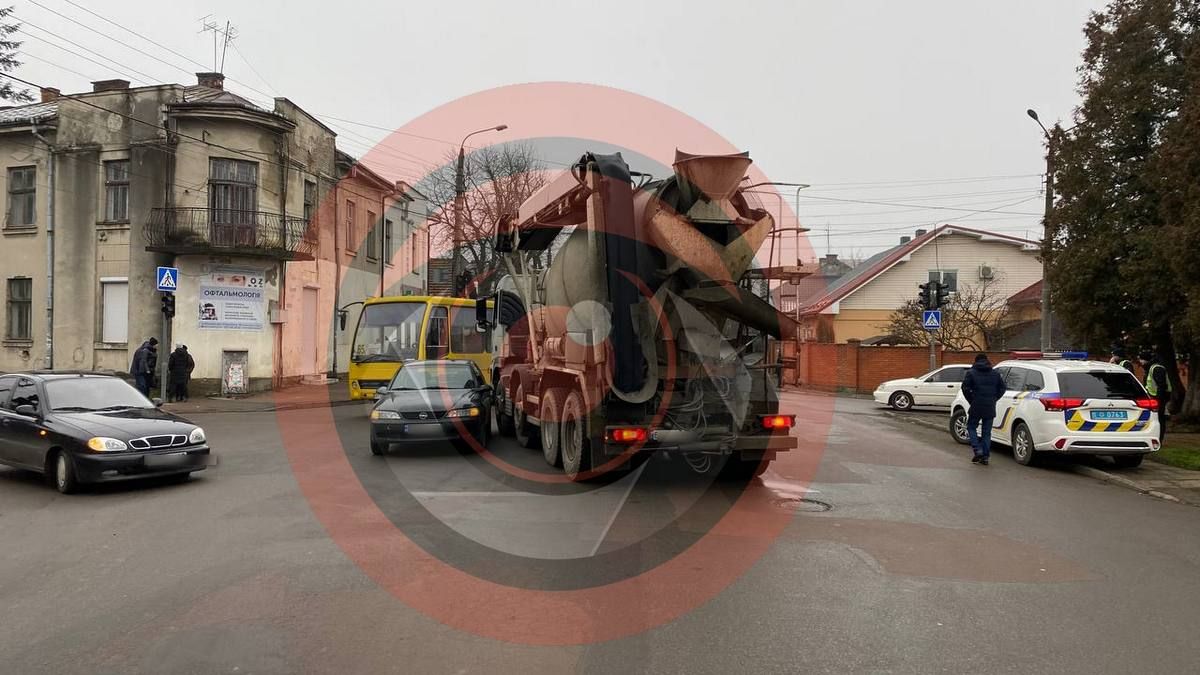 У Коломиї бетономішалка не розминулась із легковиком