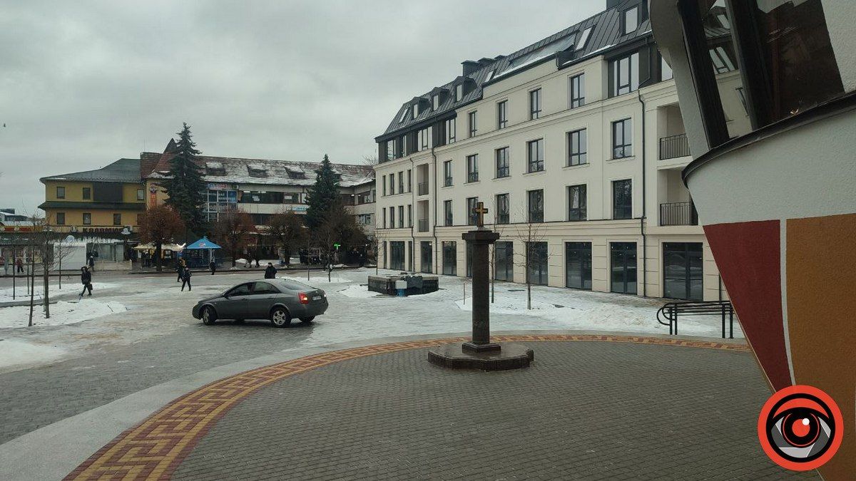 Молодики на авто заїхали на оновлену площу перед Писанкою, аби пофотографуватися 2