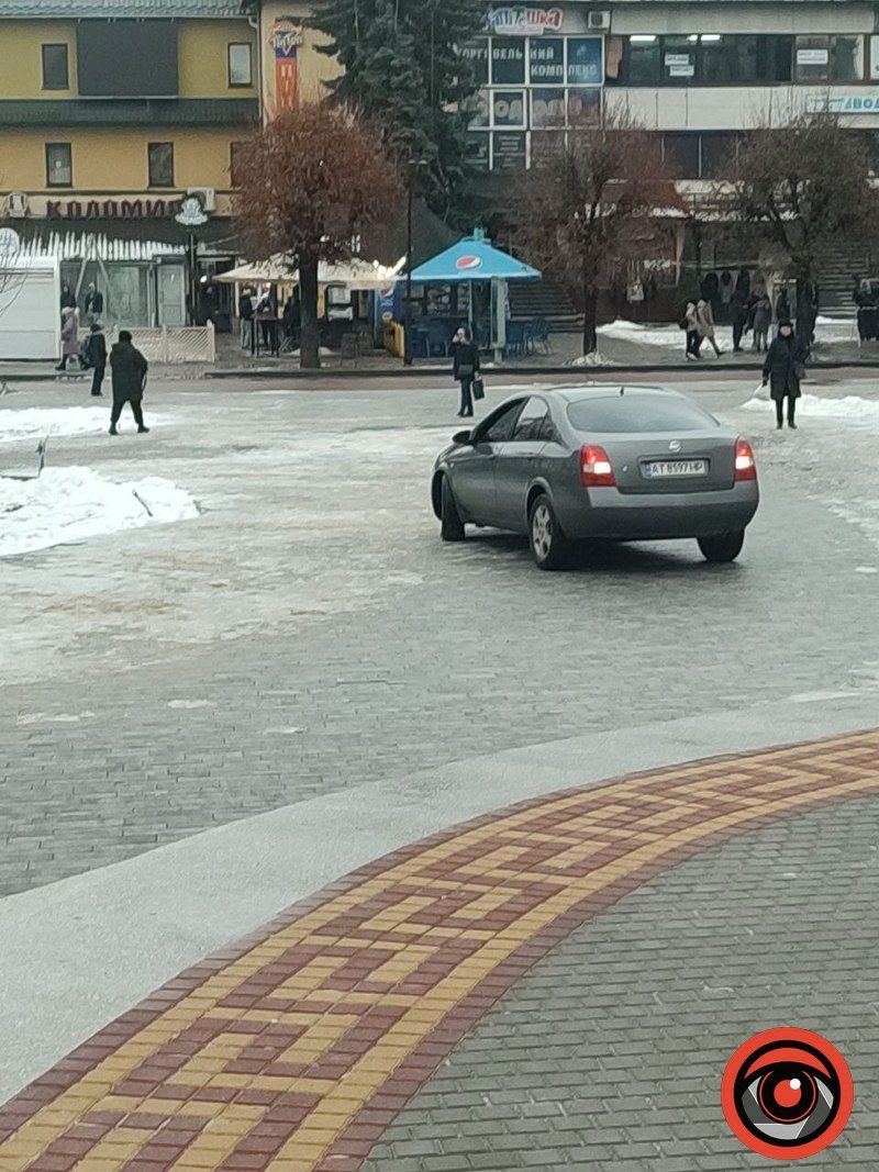 Молодики на авто заїхали на оновлену площу перед Писанкою, аби пофотографуватися 1