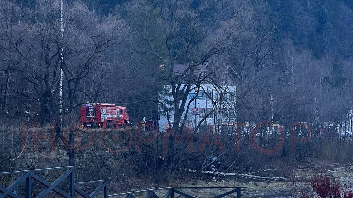 У Татарові автомобіль злетів з дороги 1