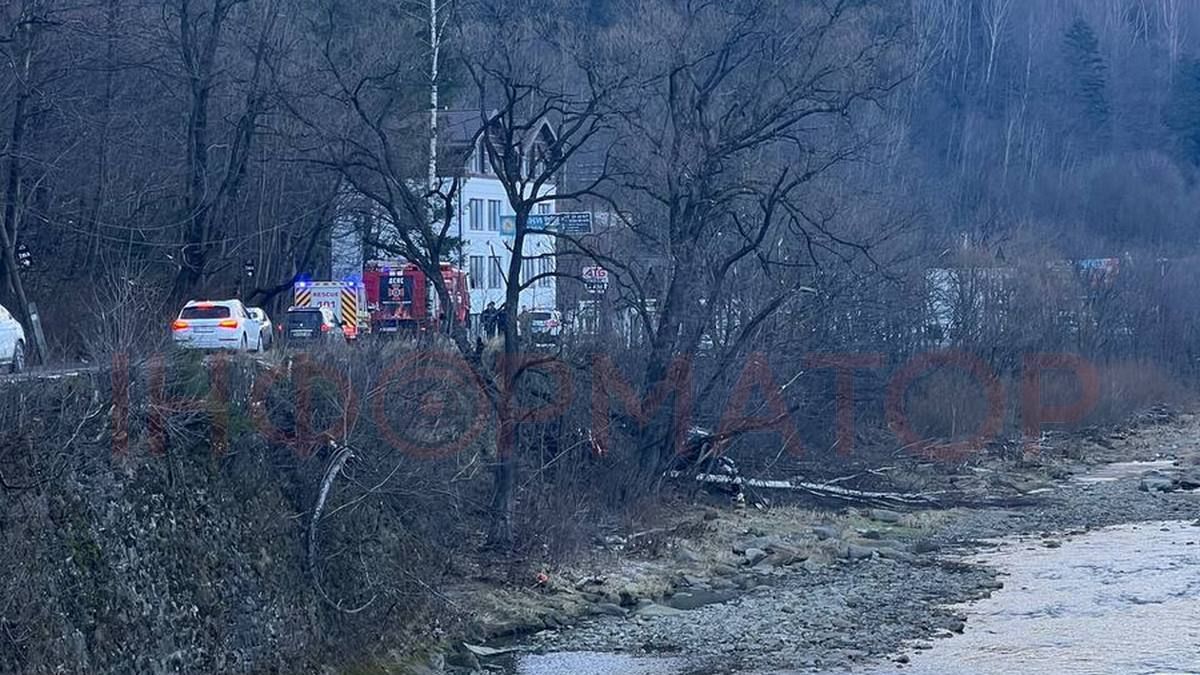 У Татарові автомобіль злетів з дороги