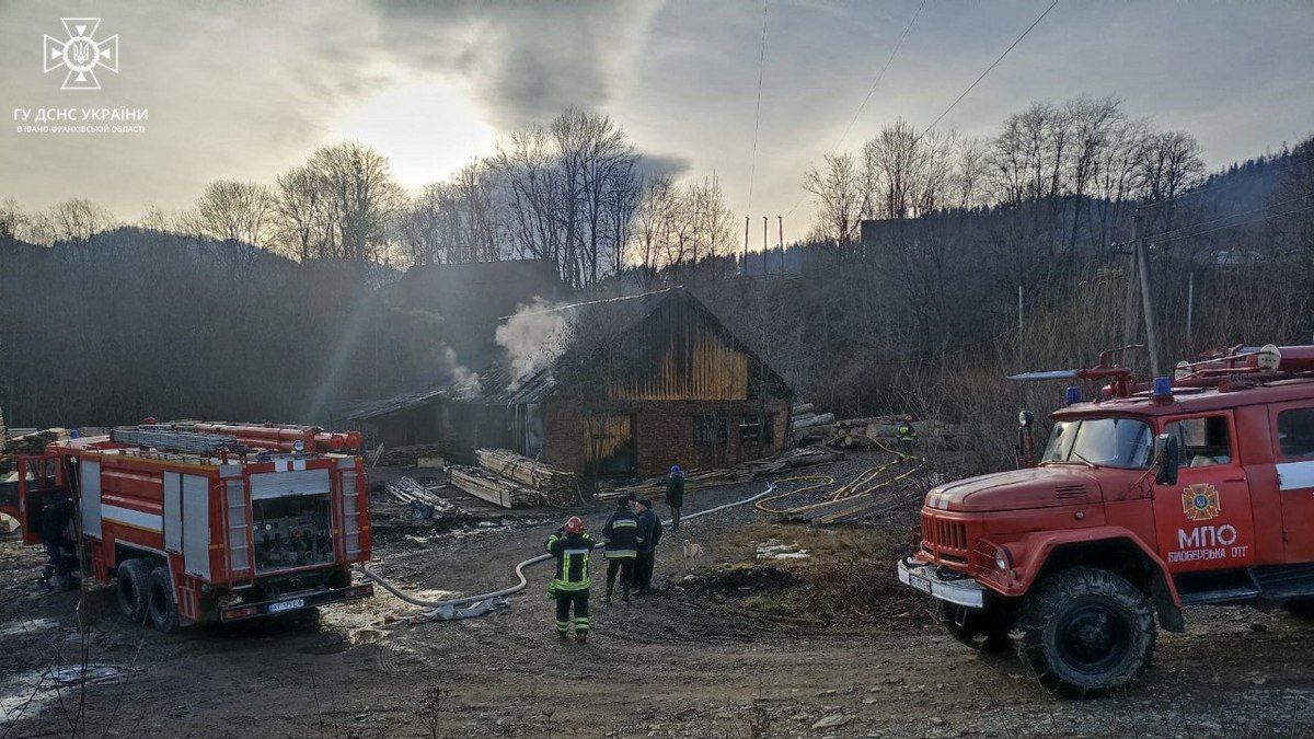 На Верховинщині спалахнув вогонь на пилорамі 1