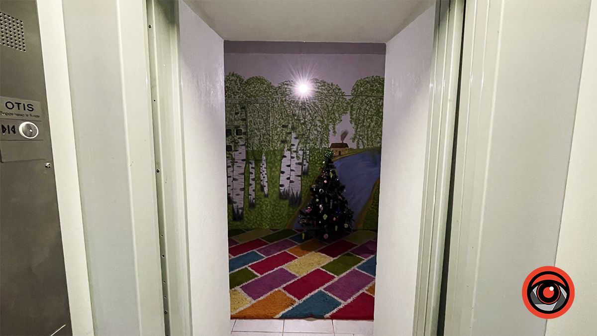 Отакий вид відкривається одразу за засувками ліфта