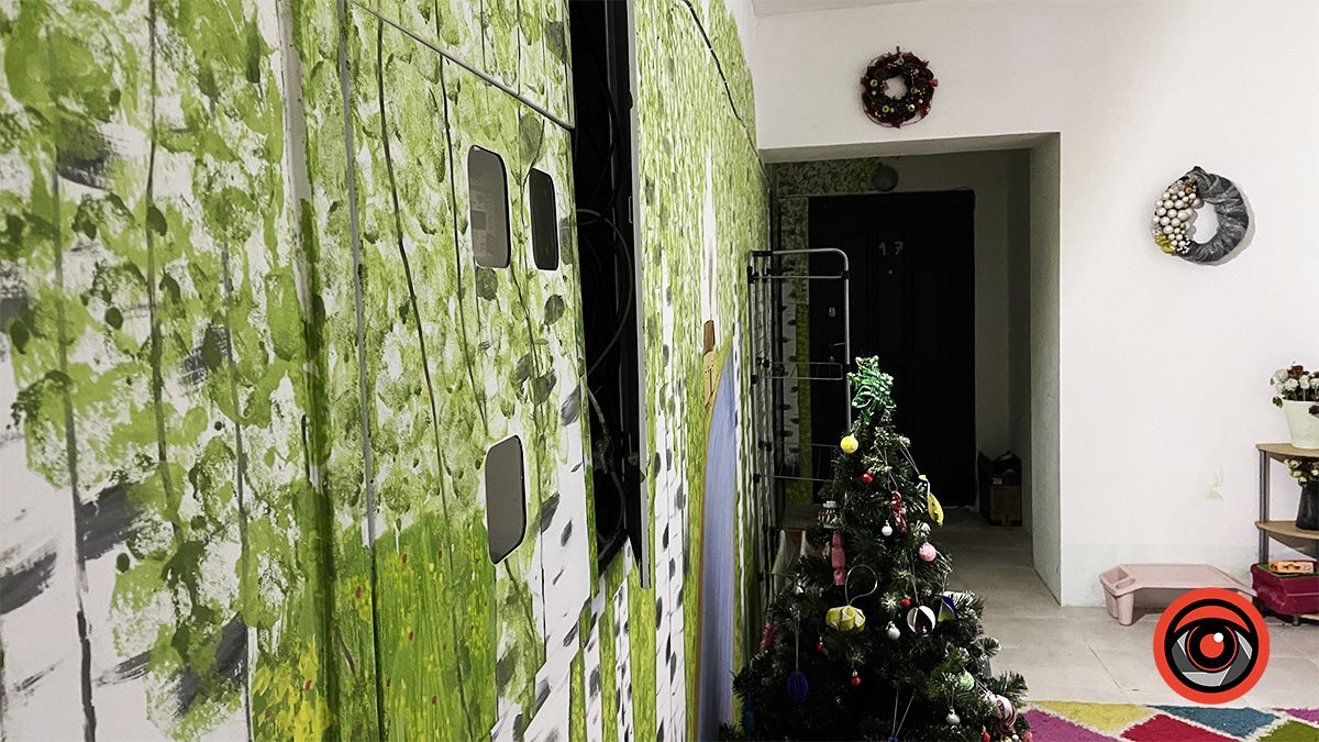 Електрощитова майстерно замаскована між берізок