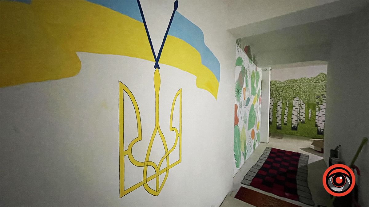 Державні символи на стіні під'їзду