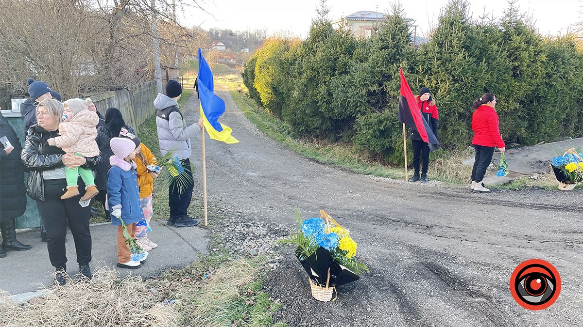 У Мишині громада зустріла загиблого юного воїна Миколу Мочернюка 4