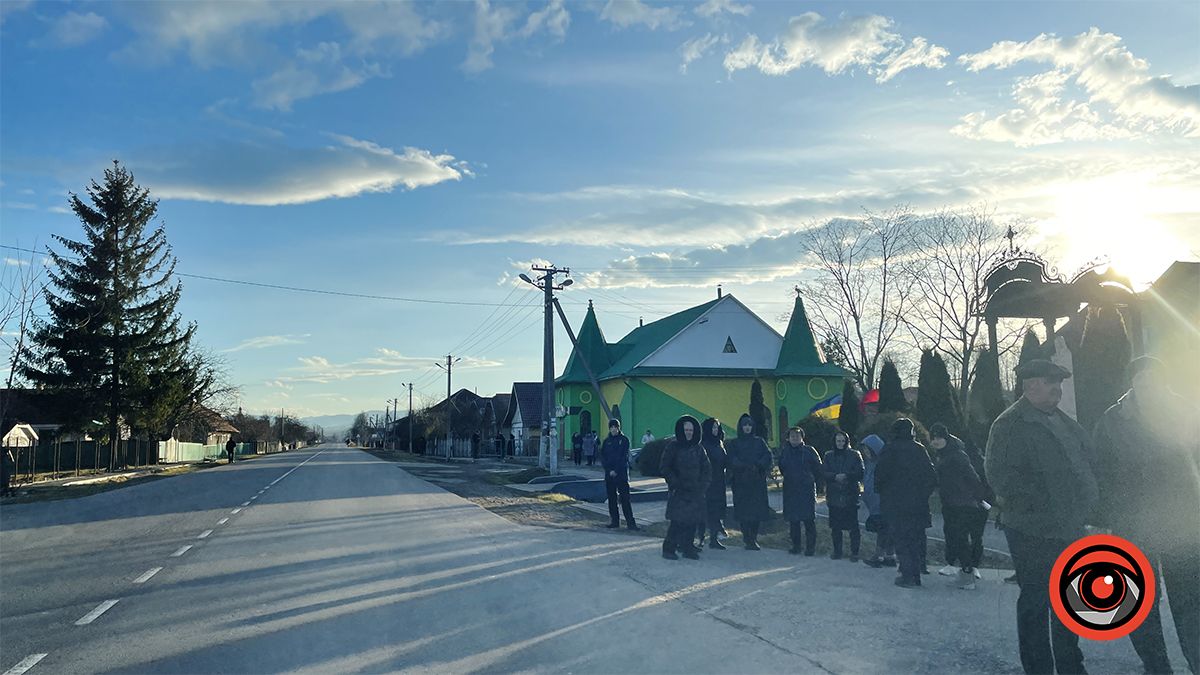 У Мишині громада зустріла загиблого юного воїна Миколу Мочернюка 3