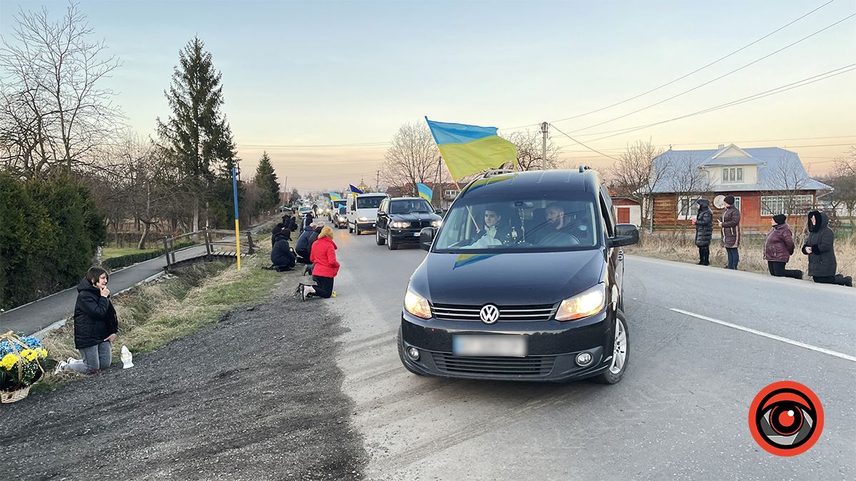 У Мишині громада зустріла загиблого юного воїна Миколу Мочернюка 7