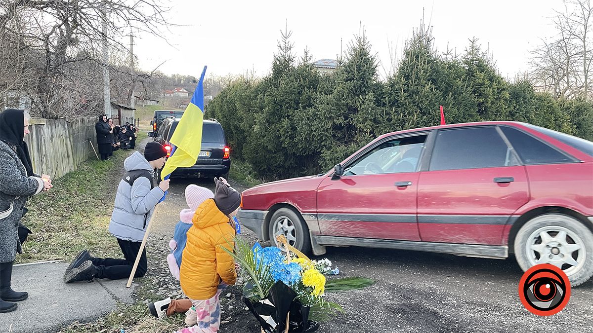 У Мишині громада зустріла загиблого юного воїна Миколу Мочернюка 8