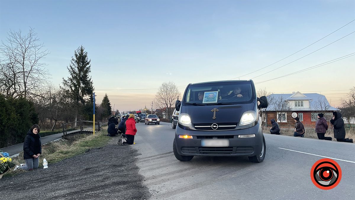 У Мишині громада зустріла загиблого юного воїна Миколу Мочернюка 9