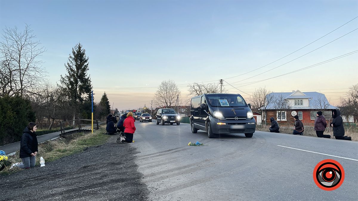 У Мишині громада зустріла загиблого юного воїна Миколу Мочернюка 10