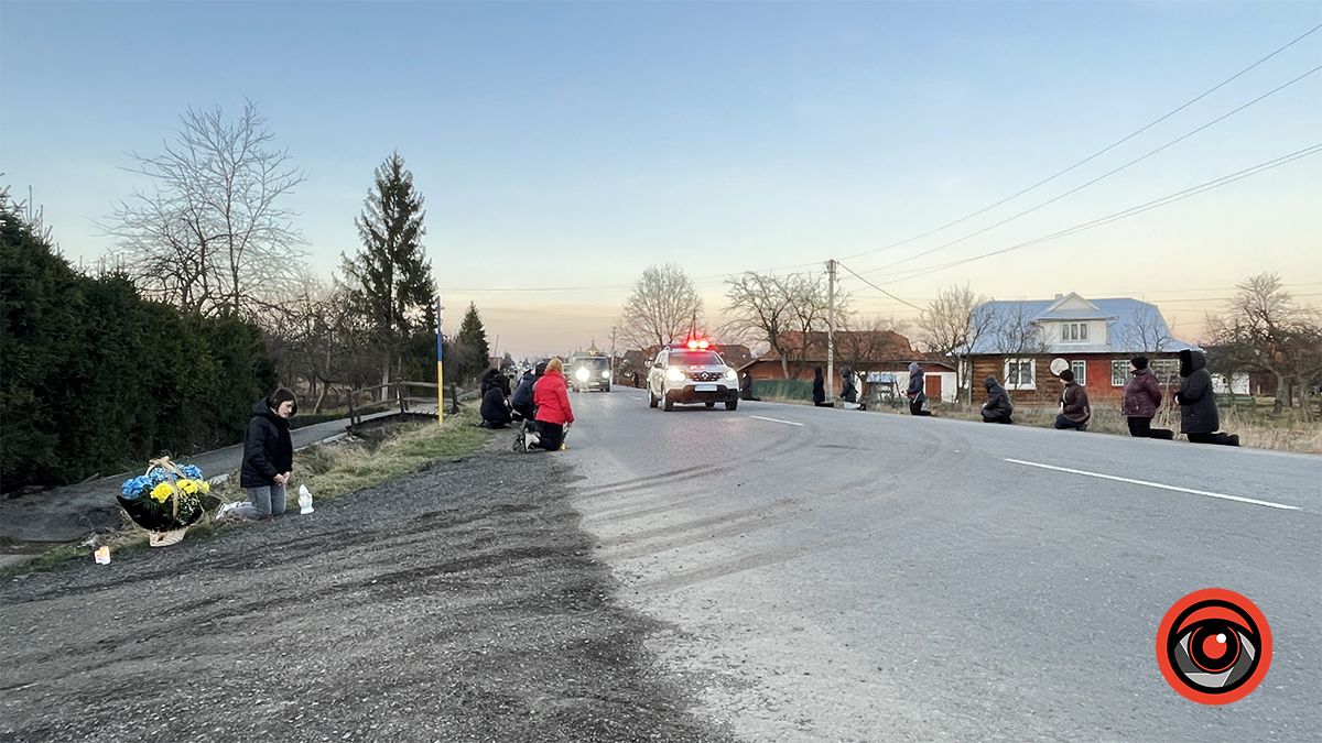 У Мишині громада зустріла загиблого юного воїна Миколу Мочернюка 11