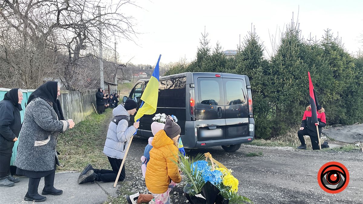 У Мишині громада зустріла загиблого юного воїна Миколу Мочернюка 12