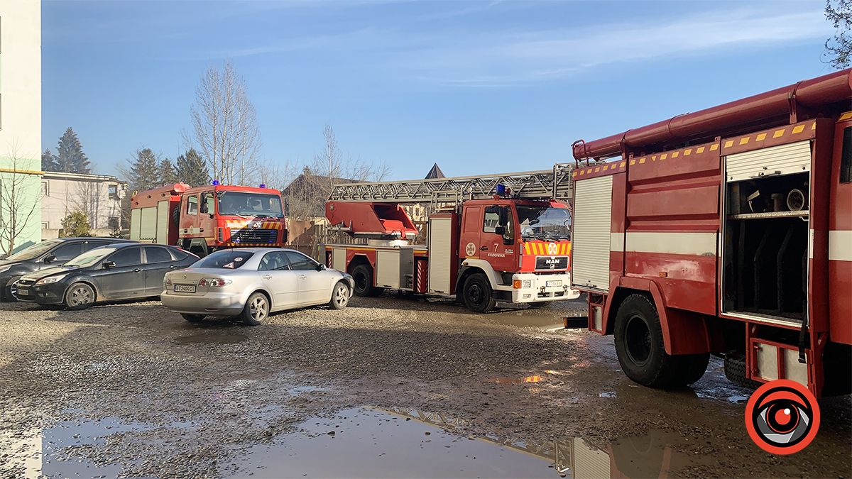 У багатоповерхівці Коломиї з квартири йшов дим: викликали рятувальників 1