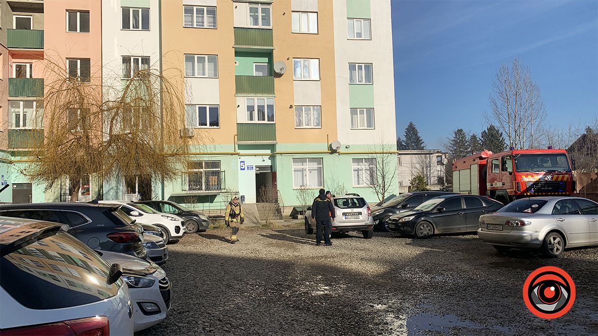У багатоповерхівці Коломиї з квартири йшов дим: викликали рятувальників 3