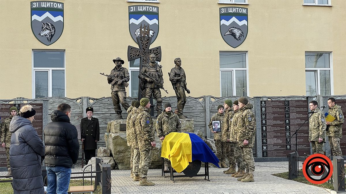 "На щиті" до Коломиї повернувся Герой Микола Огли 8