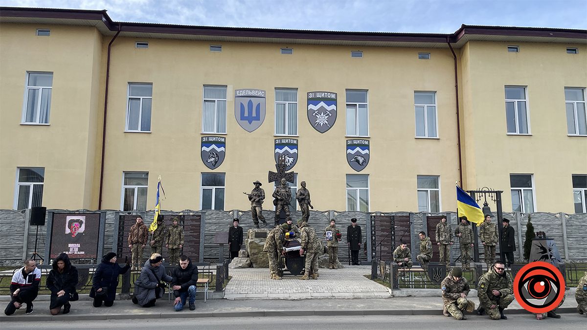 "На щиті" до Коломиї повернувся Герой Микола Огли 7