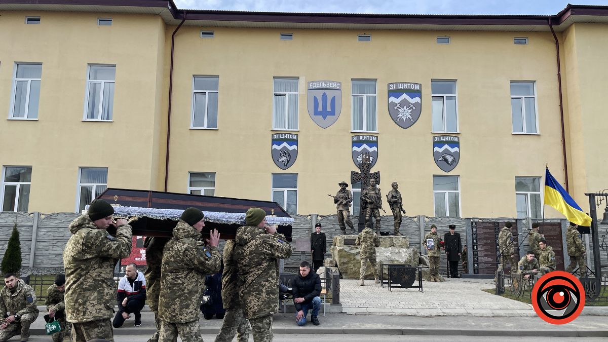 "На щиті" до Коломиї повернувся Герой Микола Огли 5