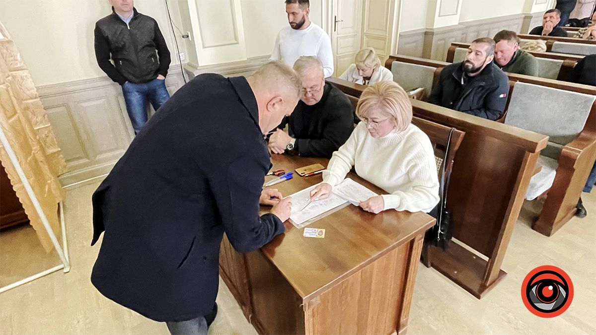 Цілком таємно: як в ратуші Коломиї знімали з посади секретаря 6