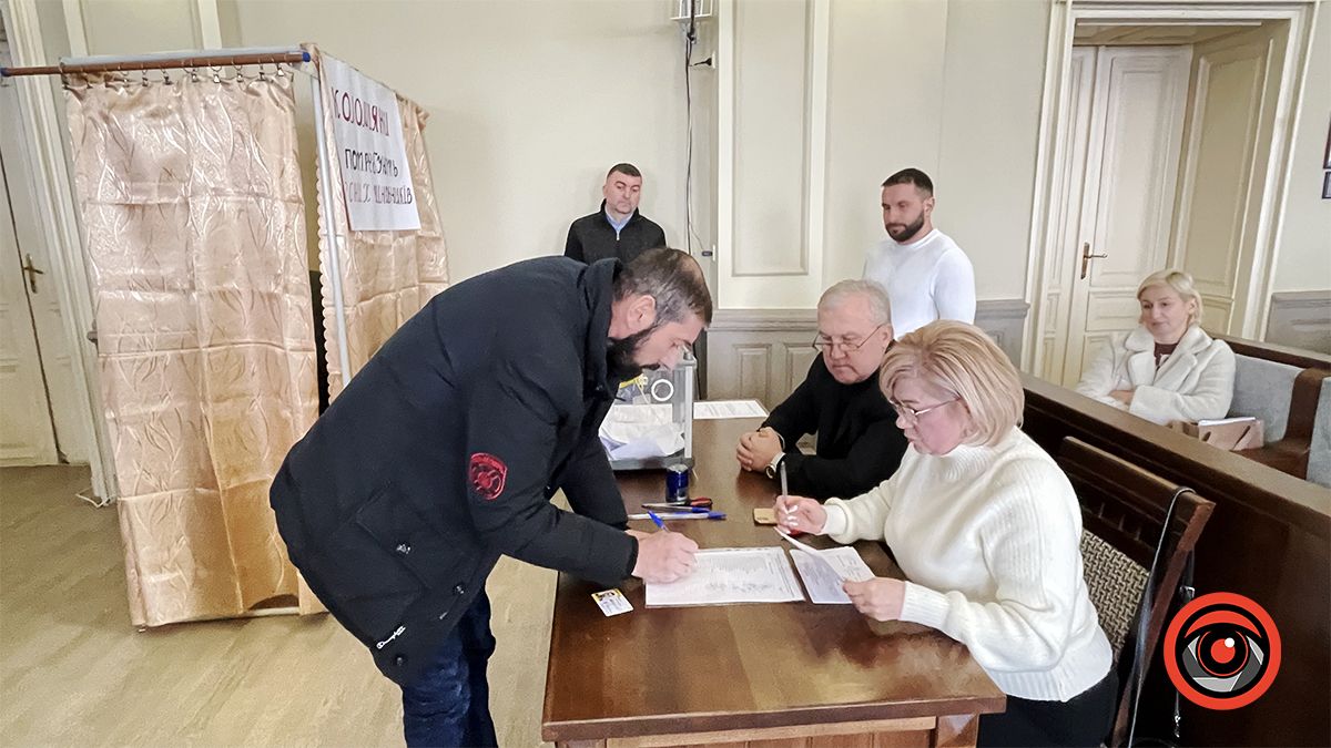 Цілком таємно: як в ратуші Коломиї знімали з посади секретаря 17
