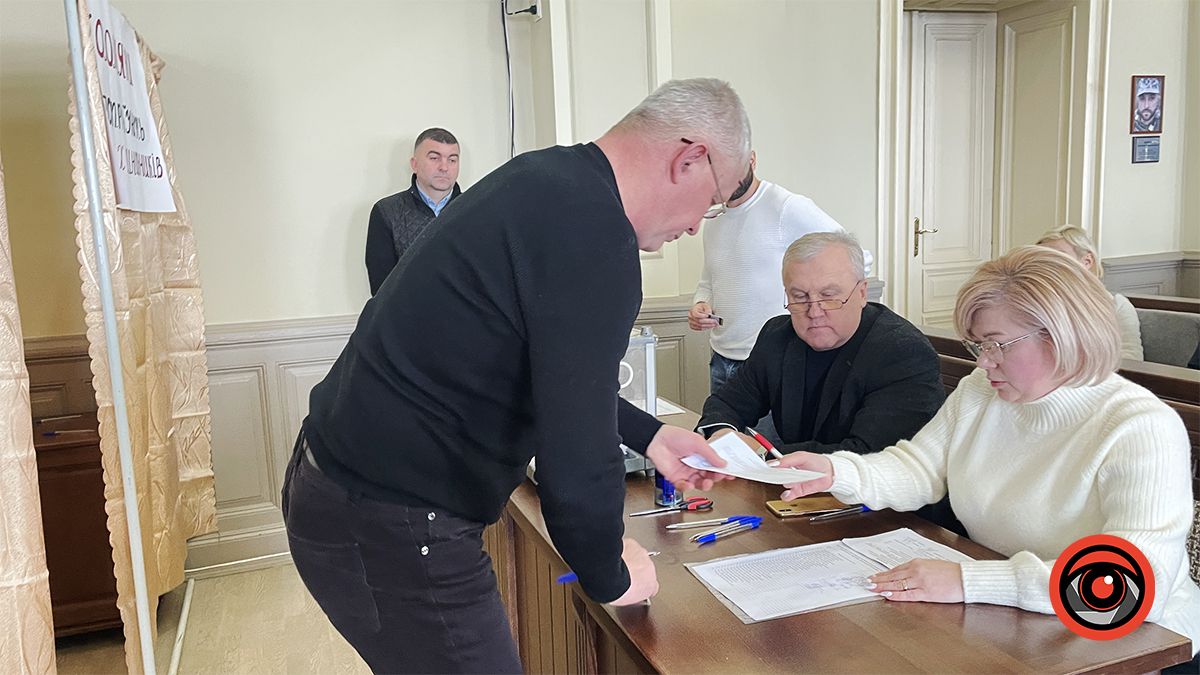 Цілком таємно: як в ратуші Коломиї знімали з посади секретаря 16