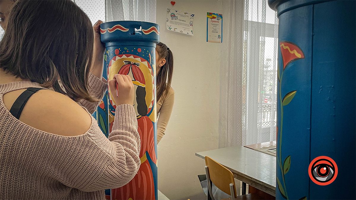 У Коломиї замість ялинки виготовили шопку із фігурами святих на тубусах від гільз | ВІДЕО 2