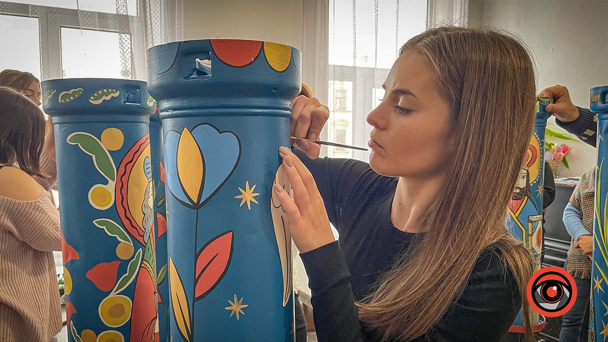 У Коломиї замість ялинки виготовили шопку із фігурами святих на тубусах від гільз | ВІДЕО 1