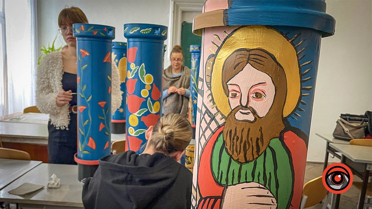 У Коломиї замість ялинки виготовили шопку із фігурами святих на тубусах від гільз | ВІДЕО 5