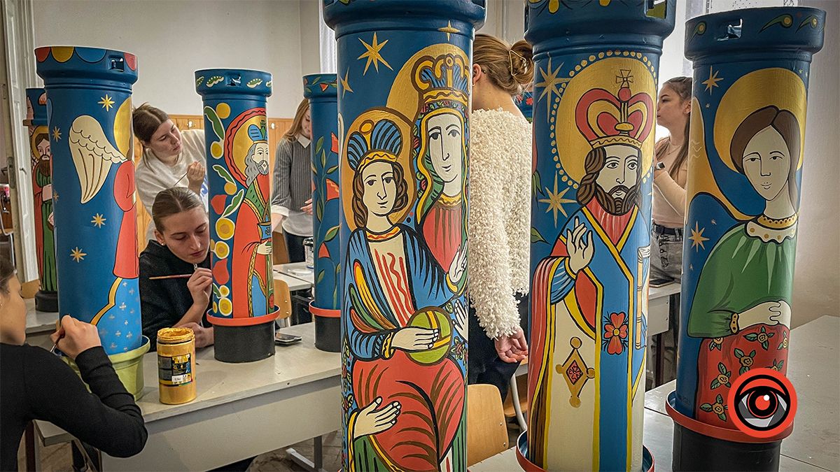 У Коломиї замість ялинки виготовили шопку із фігурами святих на тубусах від гільз | ВІДЕО 4