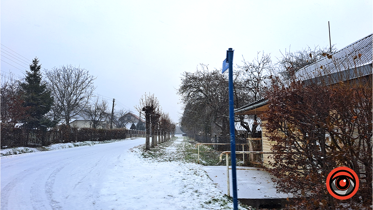 Лід, покритий снігом: ситуація на дорогах у Воскресінцях 6
