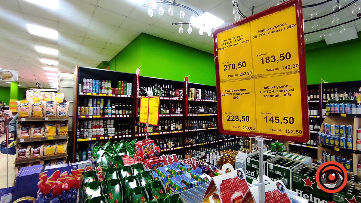 Скільки коштують солодкі пакунки цукерок в Коломиї напередодні Миколая 7