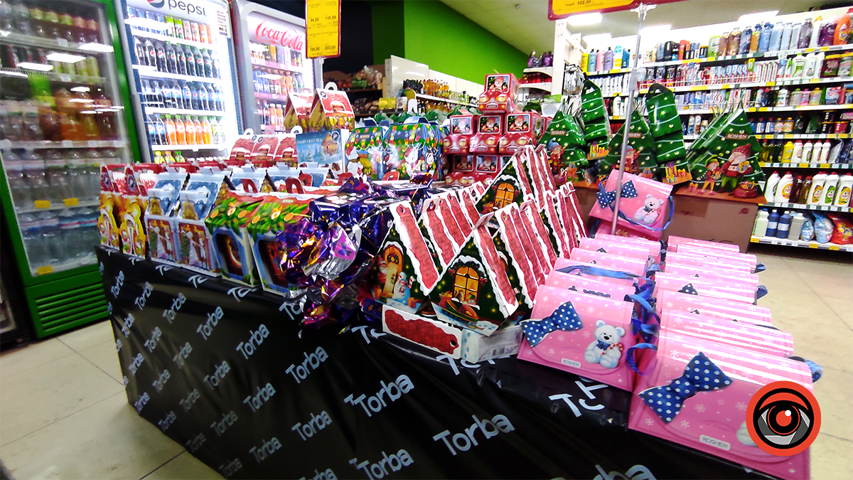 Скільки коштують солодкі пакунки цукерок в Коломиї напередодні Миколая 8