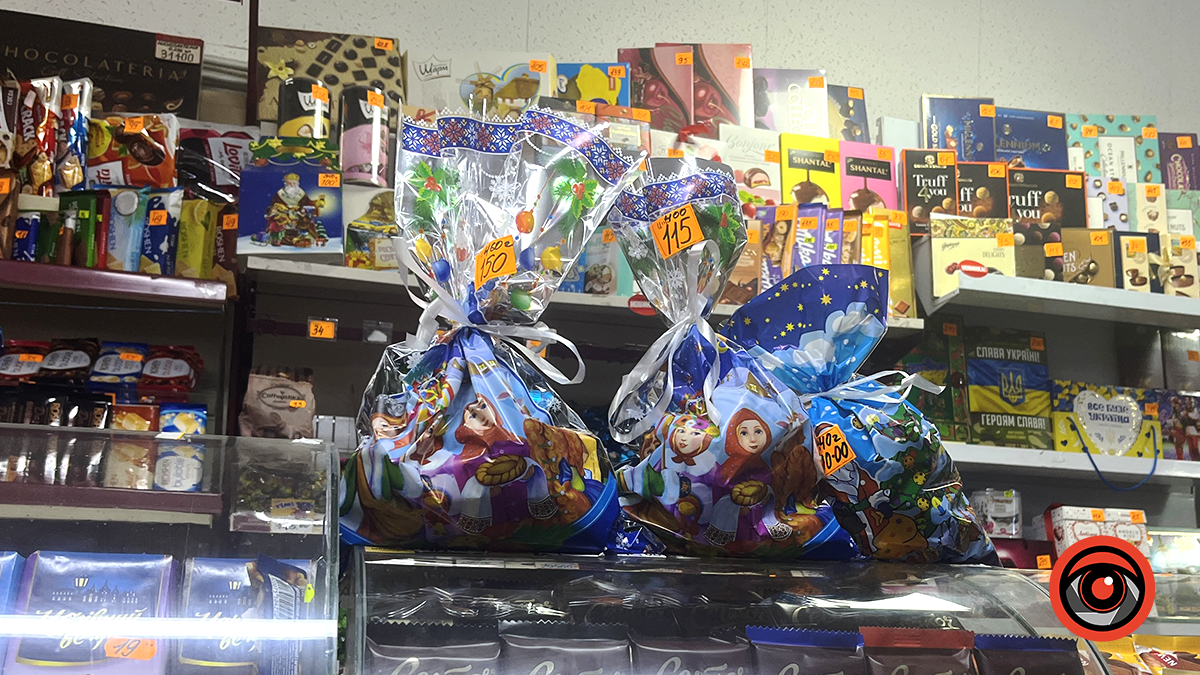 Скільки коштують солодкі пакунки цукерок в Коломиї напередодні Миколая 11