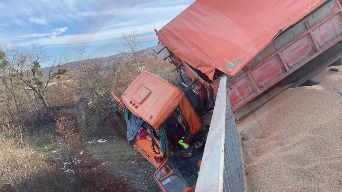 Повисла з моста: на Прикарпатті вантажівка ледь не злетіла в річку