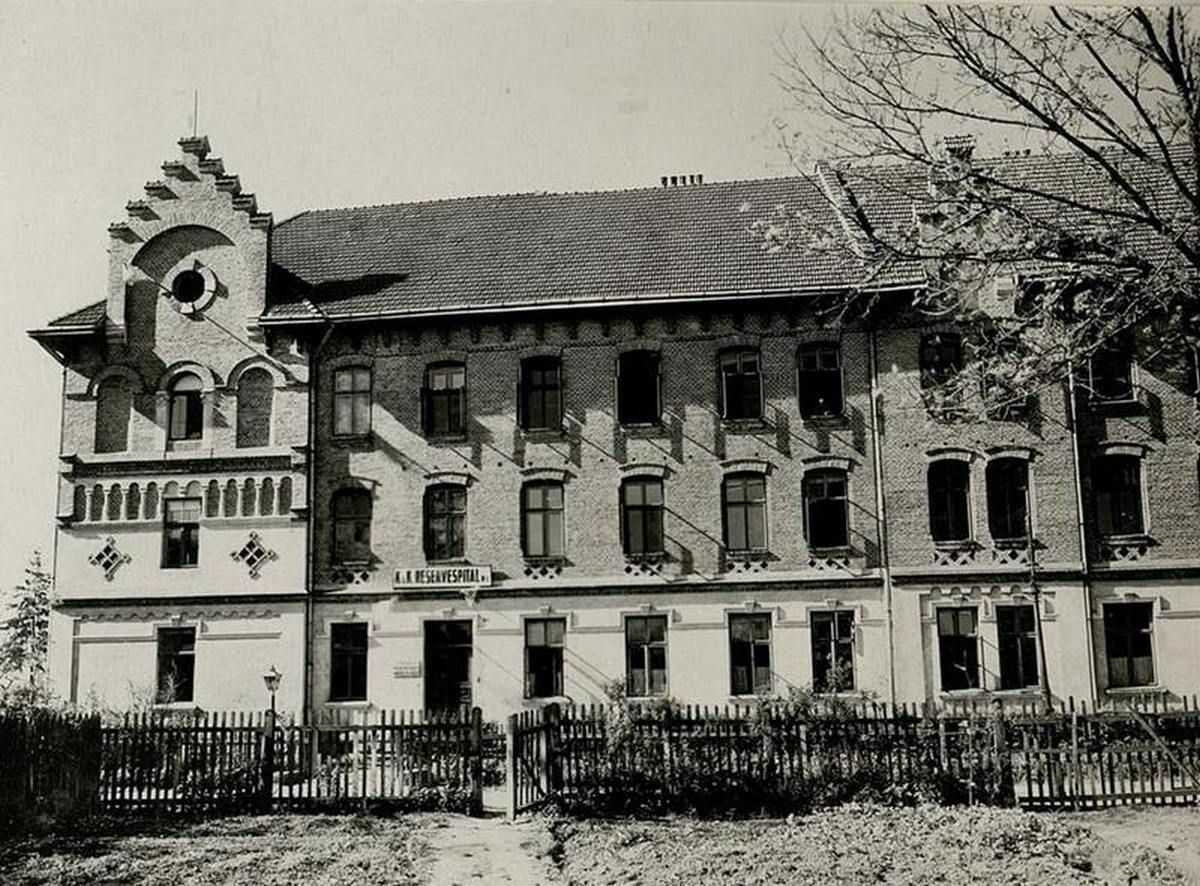 Заклад Сестер Урсулянок (тепер – Коломийський ліцей ім. М. Грушевського, до цього – гімназія). гімназія). Бачимо, що в часи І світової війни тут був госпіталь