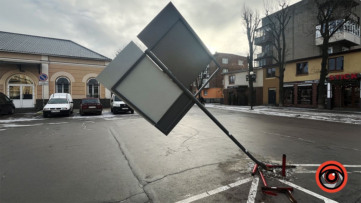 На площі Привокзальній знову "похилився" вказівник 2