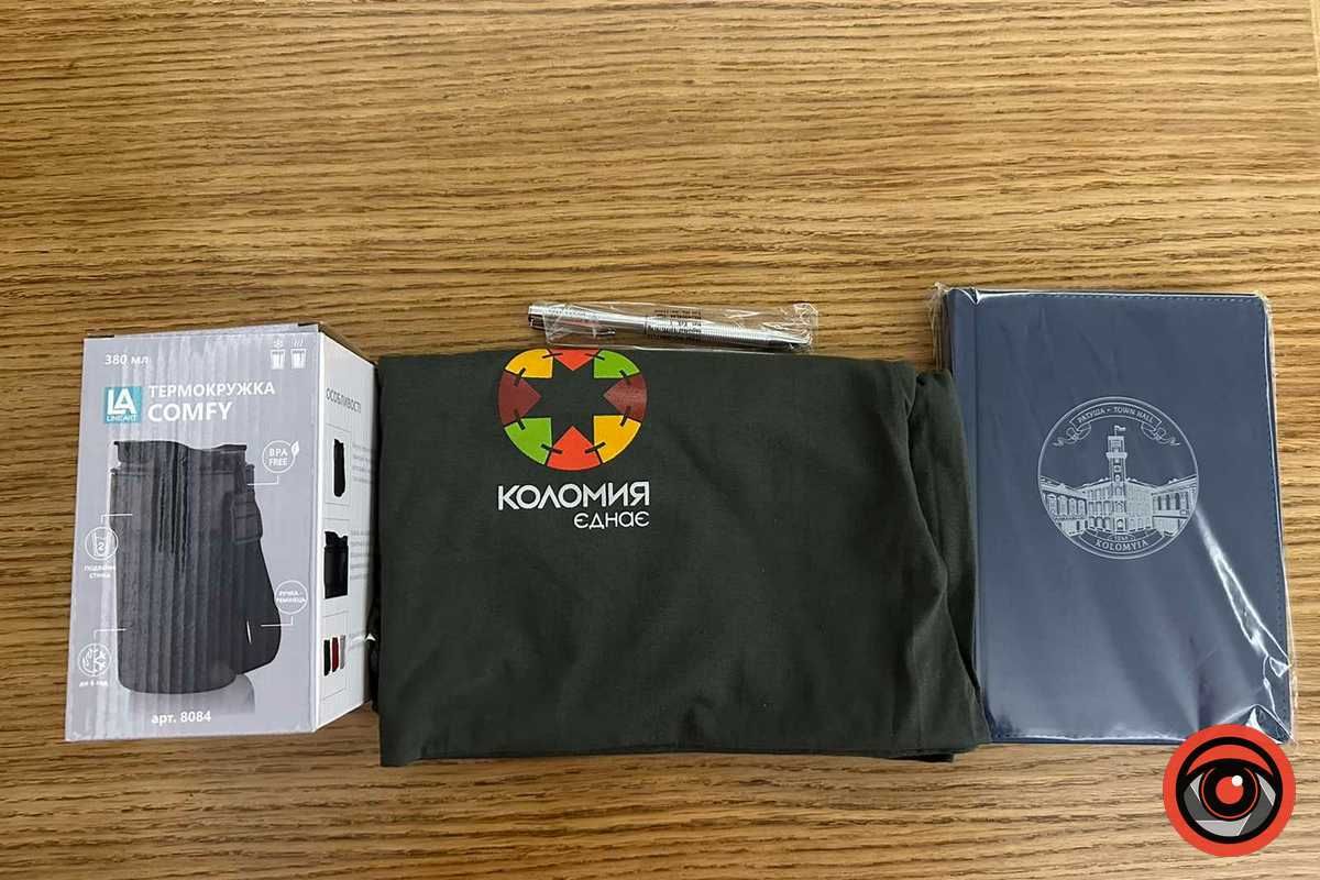 Депутатів Коломийської міської ради вітали і обдаровували подарунками під час сесії. Скільки це коштувало? 3