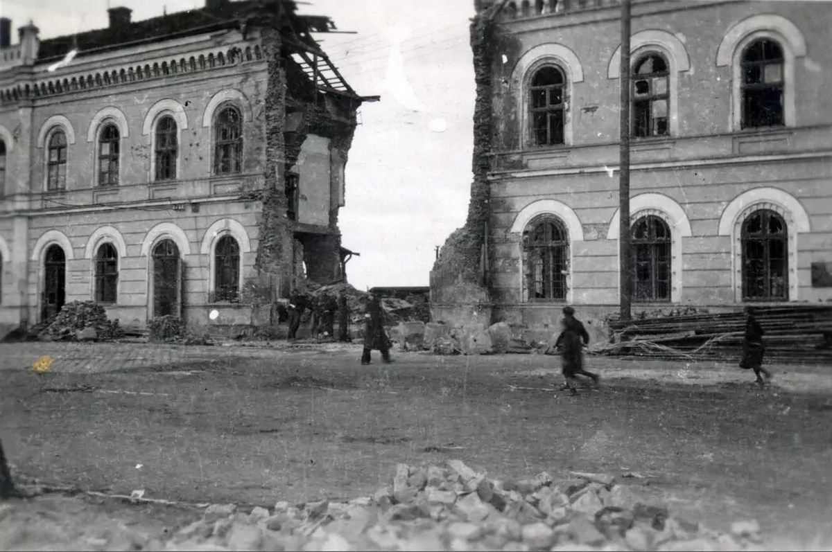 Зруйнований залізничний вокзал.1941р. 