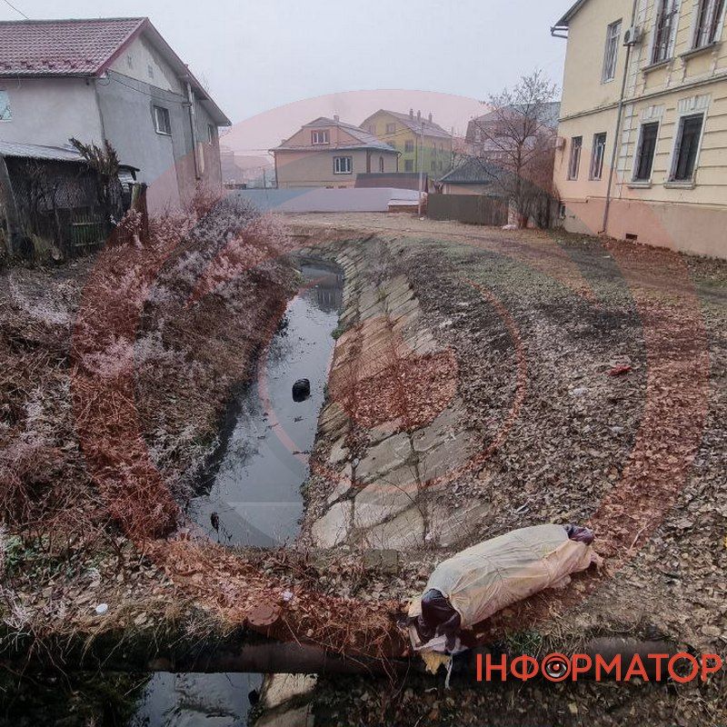 У Коломиї на вулиці помітили підозрілу сумку та мішок: що виявила поліція? 1