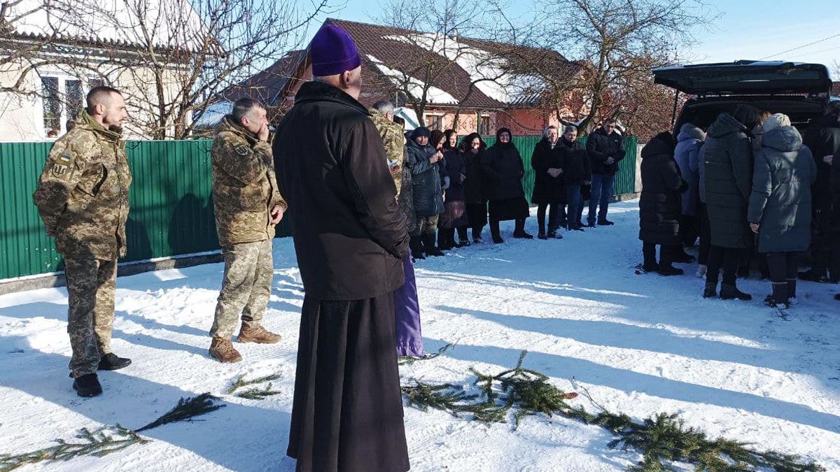 Живим коридором зустріли загиблого захисника Павла Прядку з Обертинської ТГ 9