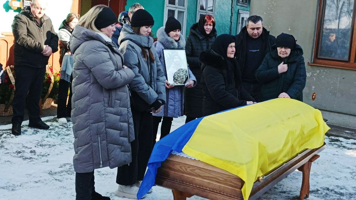 Живим коридором зустріли загиблого захисника Павла Прядку з Обертинської ТГ 10