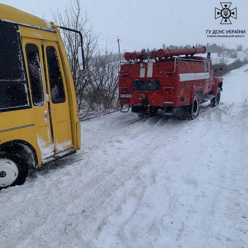 На Прикарпатті автобус з пасажирами застряг у снігу 2