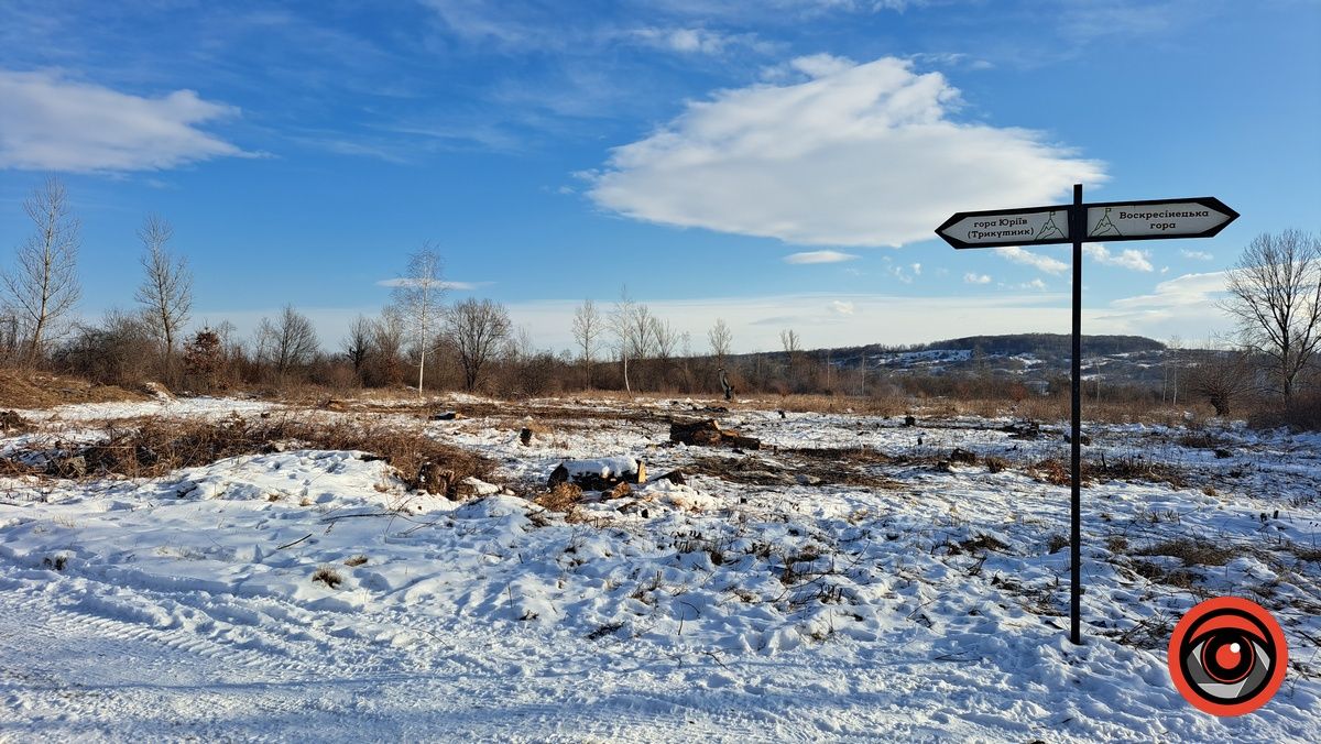 Активісти власноруч розчищають чагарники біля Воскресінецької кладки, щоб зробити проїзд до Грушева 4