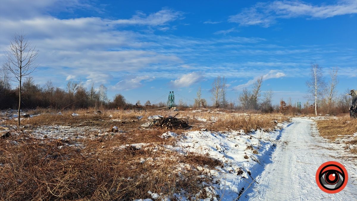 Активісти власноруч розчищають чагарники біля Воскресінецької кладки, щоб зробити проїзд до Грушева