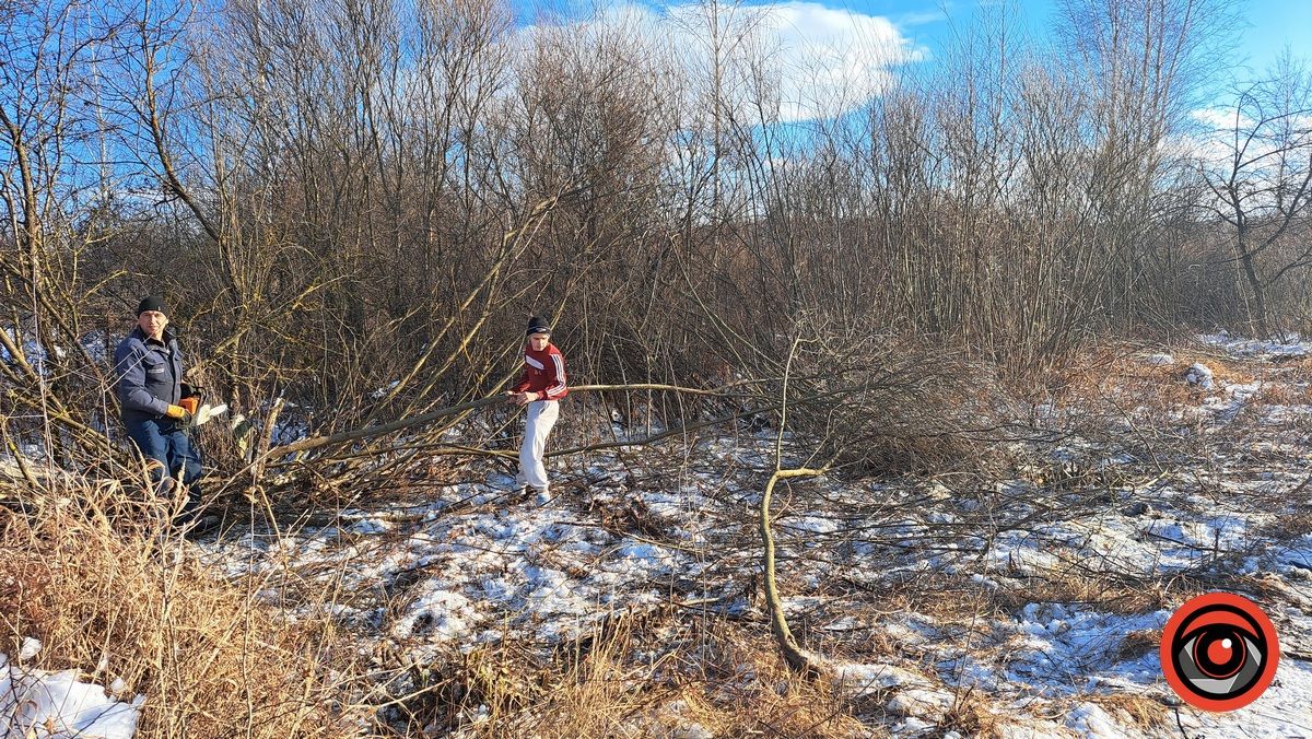 Активісти власноруч розчищають чагарники біля Воскресінецької кладки, щоб зробити проїзд до Грушева 2