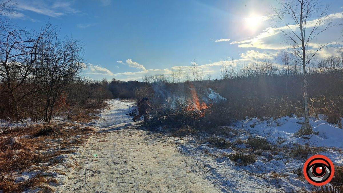 Активісти власноруч розчищають чагарники біля Воскресінецької кладки, щоб зробити проїзд до Грушева 1